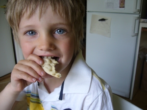 niño preescolar comiendo galleta