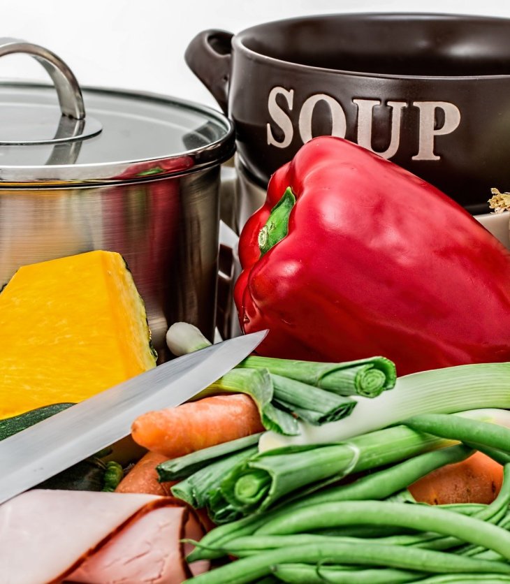 Ingredientes y utensilios para preparar una sopa de verduras