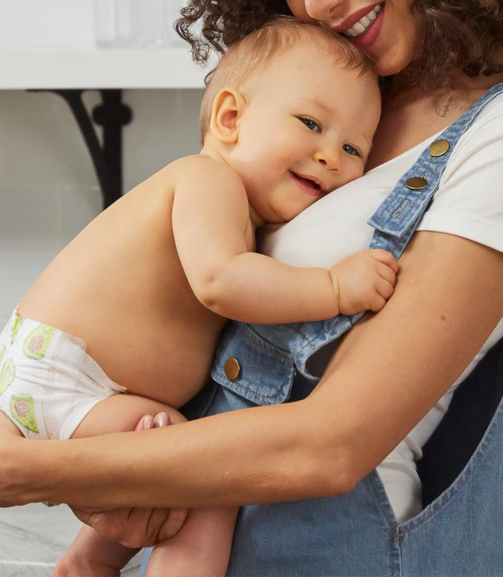 Mujer usando ropa holgada cargando a un bebé