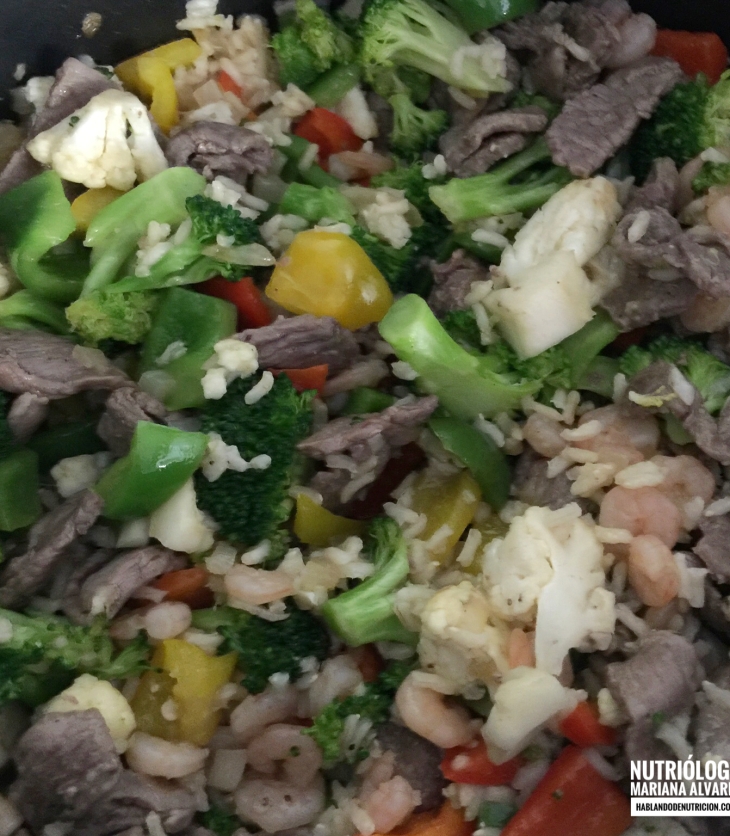 Cacerola de verduras, arroz integral y bistec de res